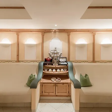 Aktiv- & Wellnesshotel Bergfried 5* Tux