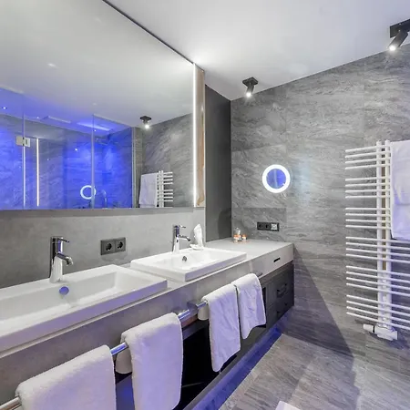 Aktiv- & Wellnesshotel Bergfried 5* トゥクス